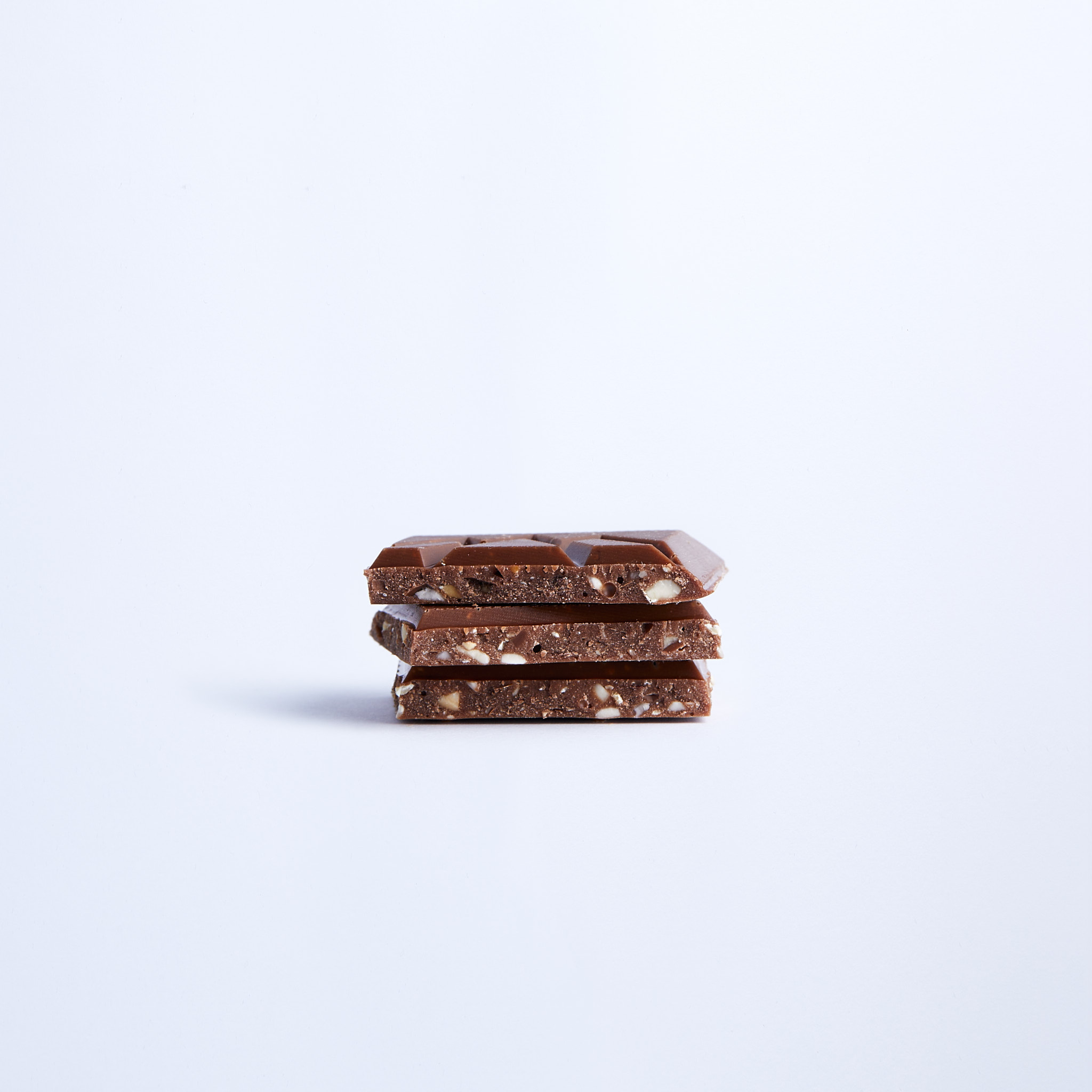 Hochalpen Schokolade Vollmilch-drei-Nuesse Seitlich